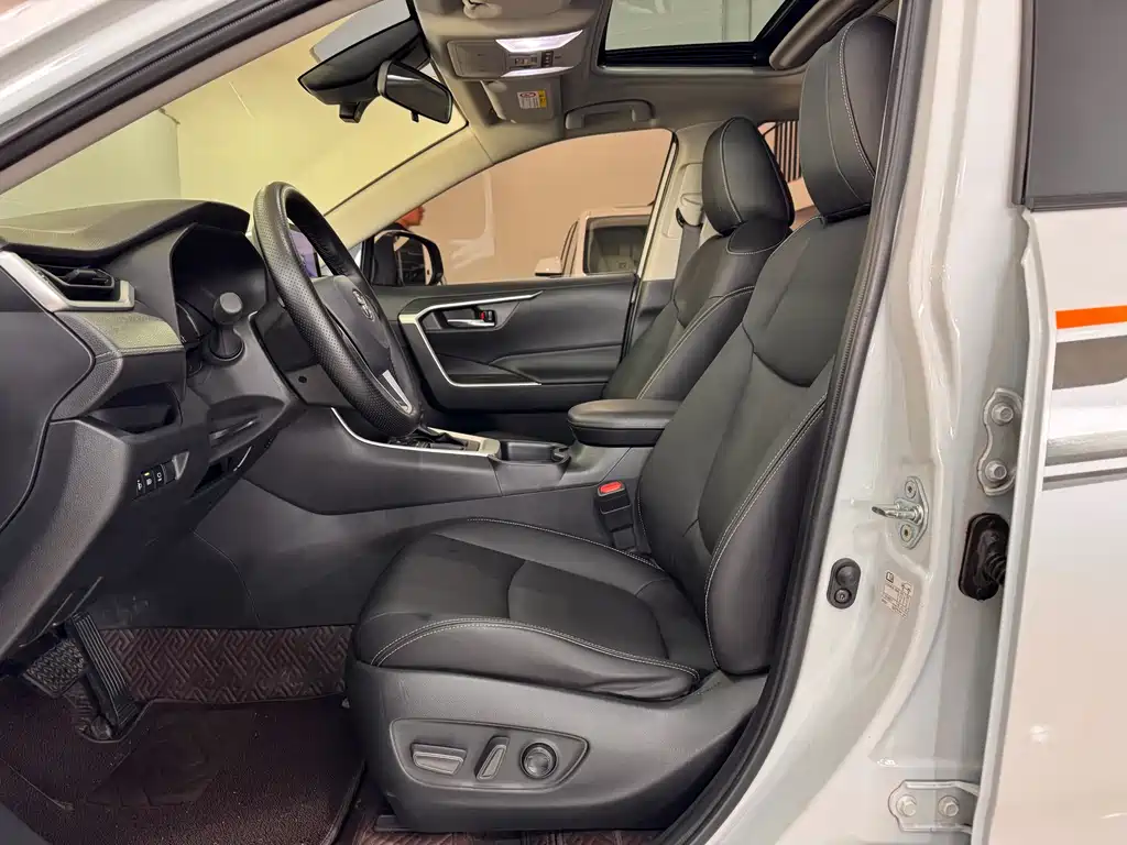 RAV4 Rongfang 2023 2.0L CVT two-wheel drive fashion version купить на сайте DeffCars