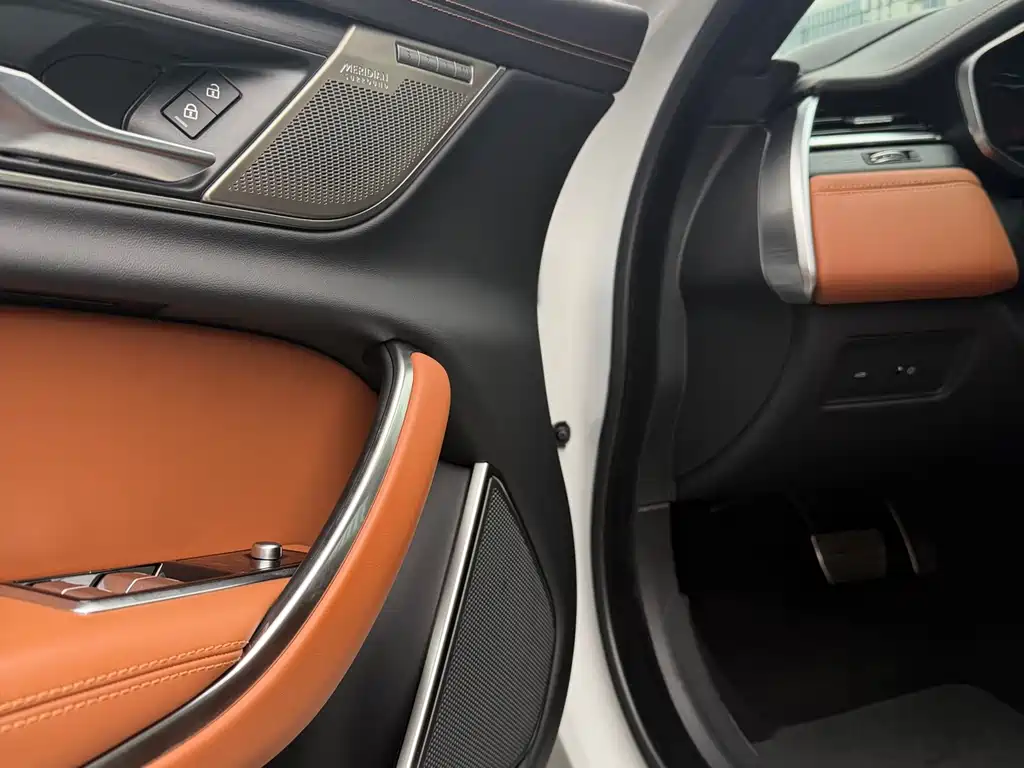 Jaguar XFL 2024 2.0T P300 four-wheel drive flagship sports gold version купить на сайте DeffCars