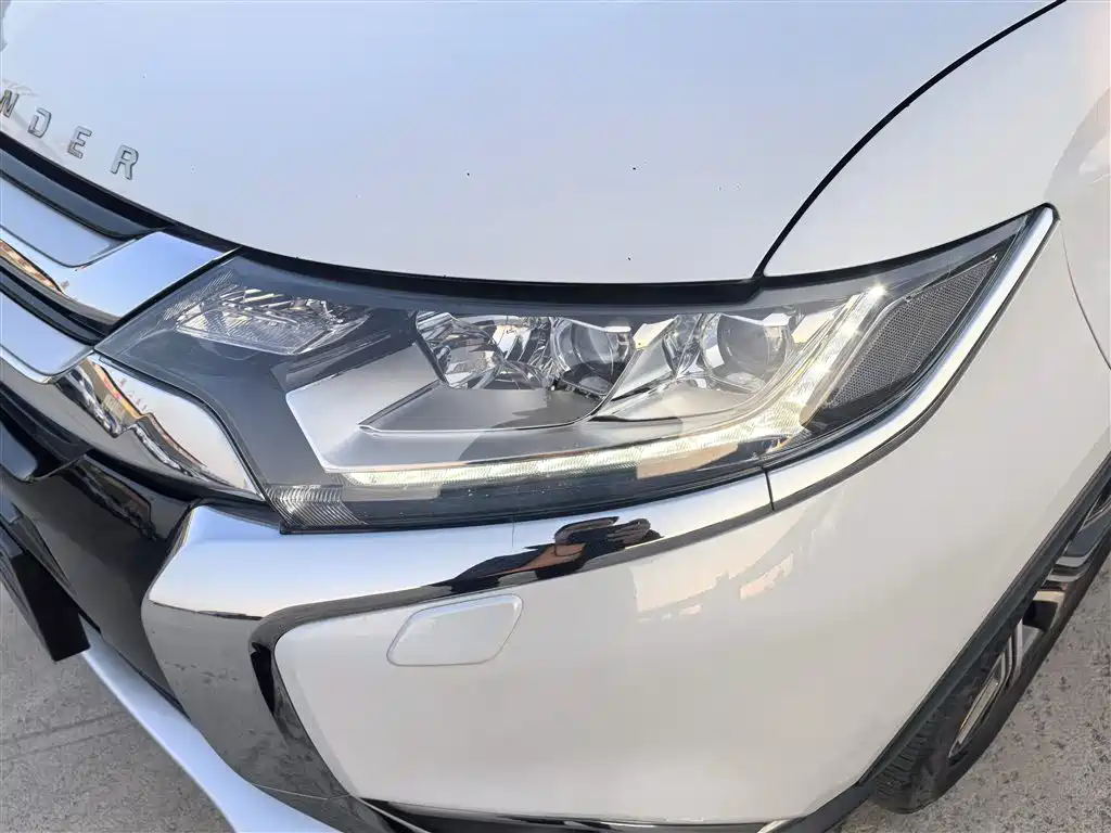 Outlander 2016 2.4L four-wheel drive luxury version 7 seats купить на сайте DeffCars