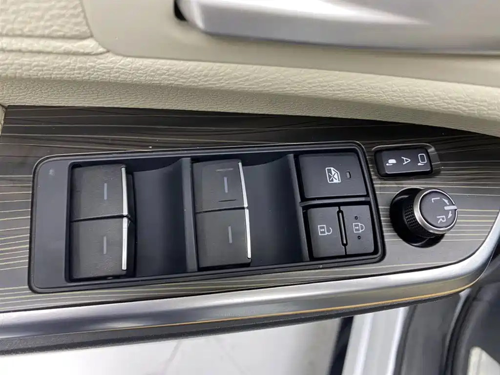 SIENNA 2023 2.5L Hybrid Premium Edition купить на сайте DeffCars