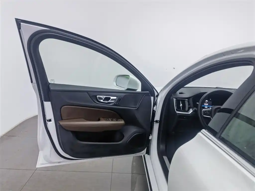 Volvo S60 2023 B4 Zhiyi Luxury Edition купить на сайте DeffCars