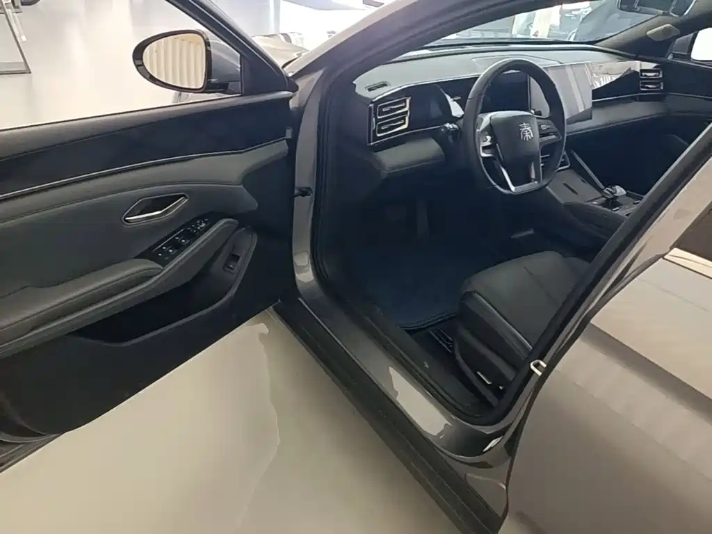 Qin L 2025 DM-i Smart Driving Edition 120KM Transcendent Type купить на сайте DeffCars