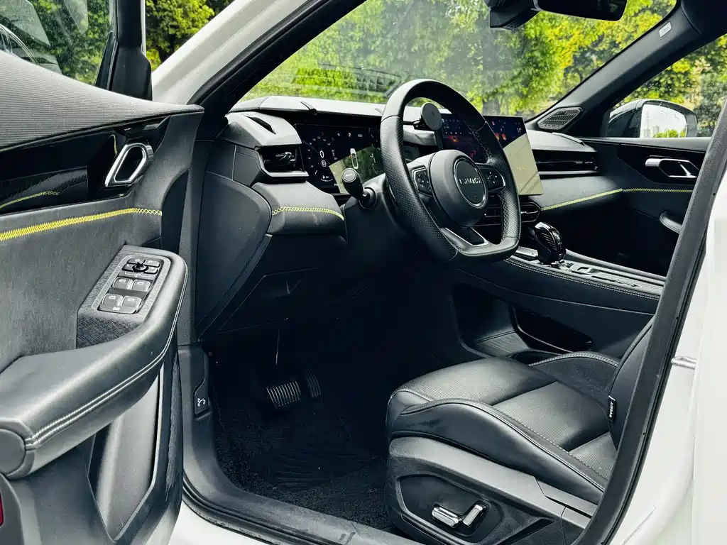 Lynk & Co 03 2023 1.5TD DCT Pro купить на сайте DeffCars