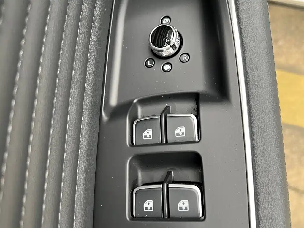 Hongqi HS5 2023 2.0T Qixiang Pro version купить на сайте DeffCars