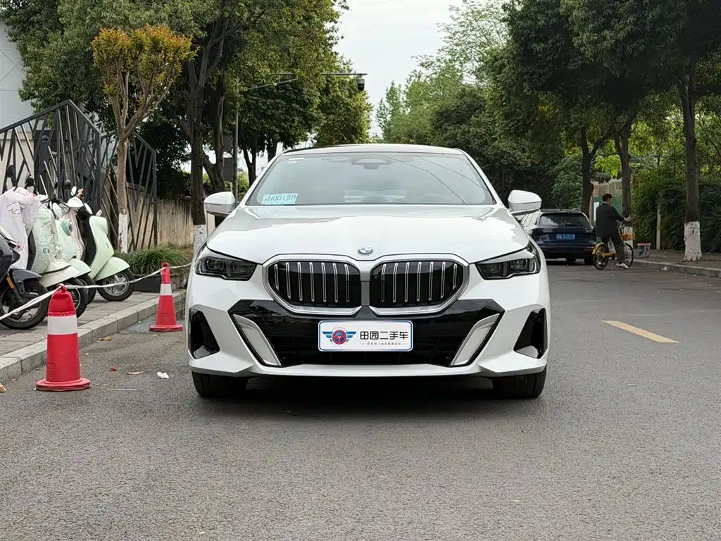 BMW 5 Series 2025 530Li Exclusive M Sports Package купить на сайте DeffCars