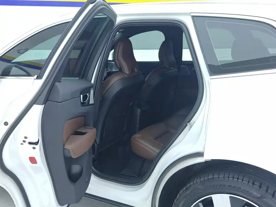 Volvo XC60 plug-in hybrid 2025 plug-in hybrid long-range four-wheel drive Zhiya luxury version купить на сайте DeffCars