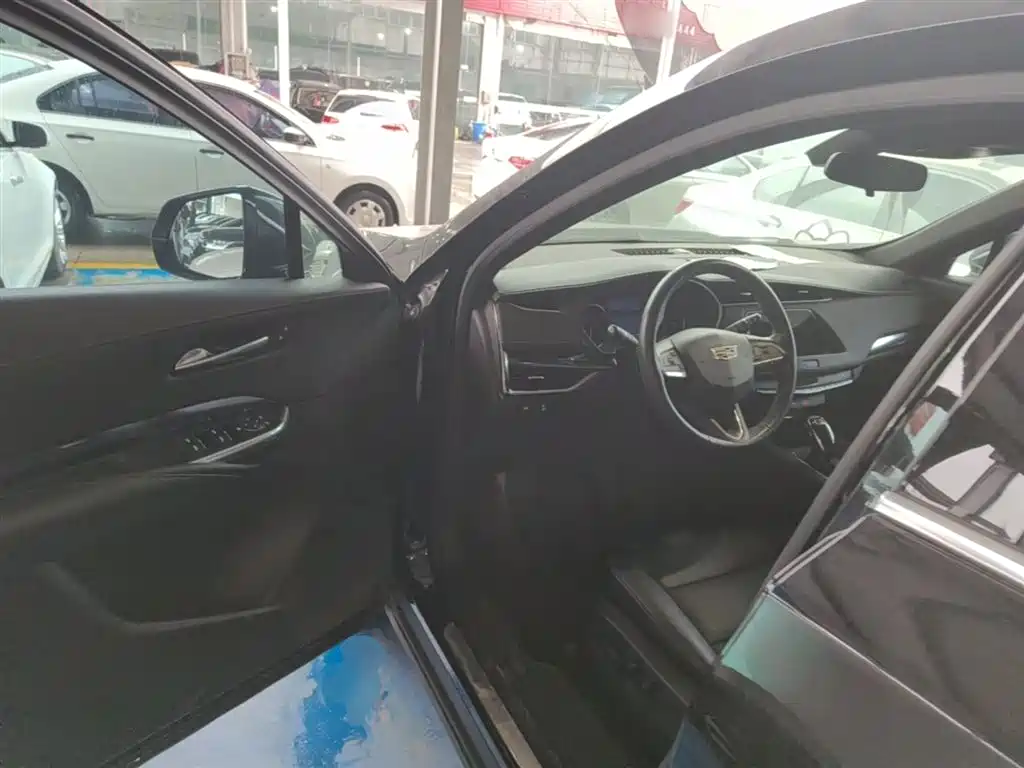 Cadillac XT4 2022 28T two-wheel drive fashion model купить на сайте DeffCars