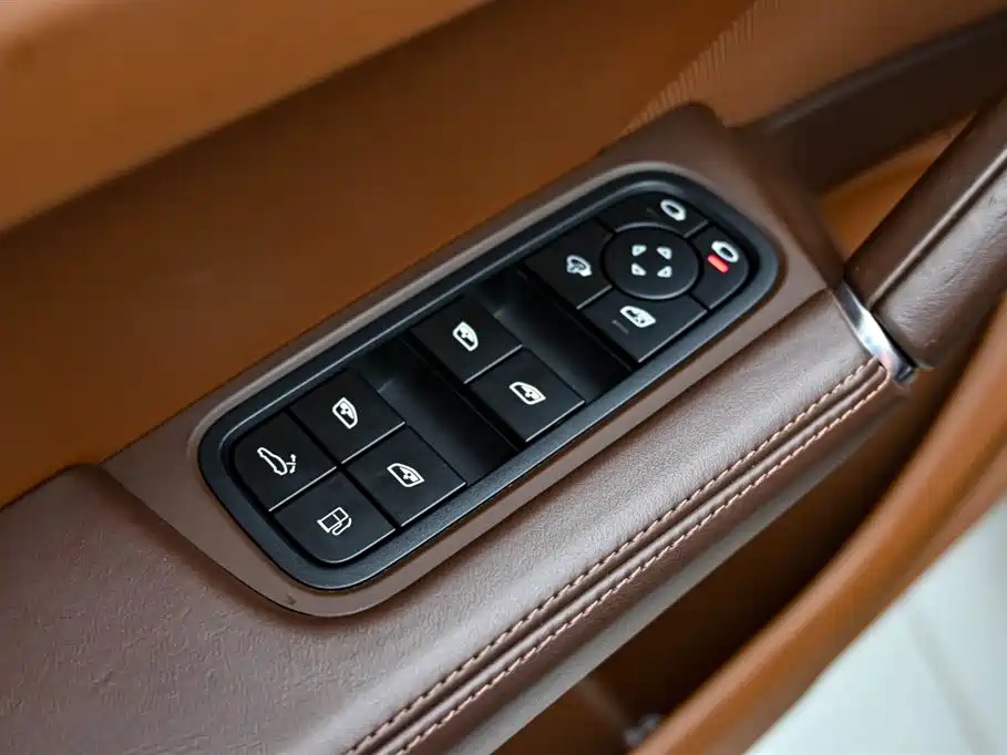 Cayenne New Energy 2023 Cayenne E-Hybrid 2.0T Platinum Edition купить на сайте DeffCars