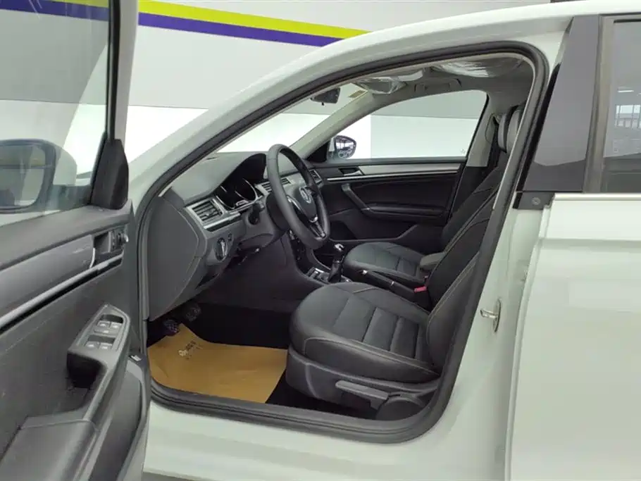 Bora 2018 1.5L manual comfort model купить на сайте DeffCars