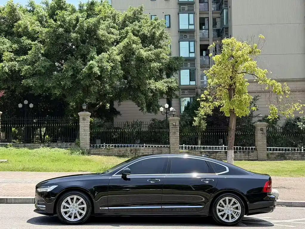 Volvo S90 2020 T5 Zhiyuan Luxury Edition купить на сайте DeffCars