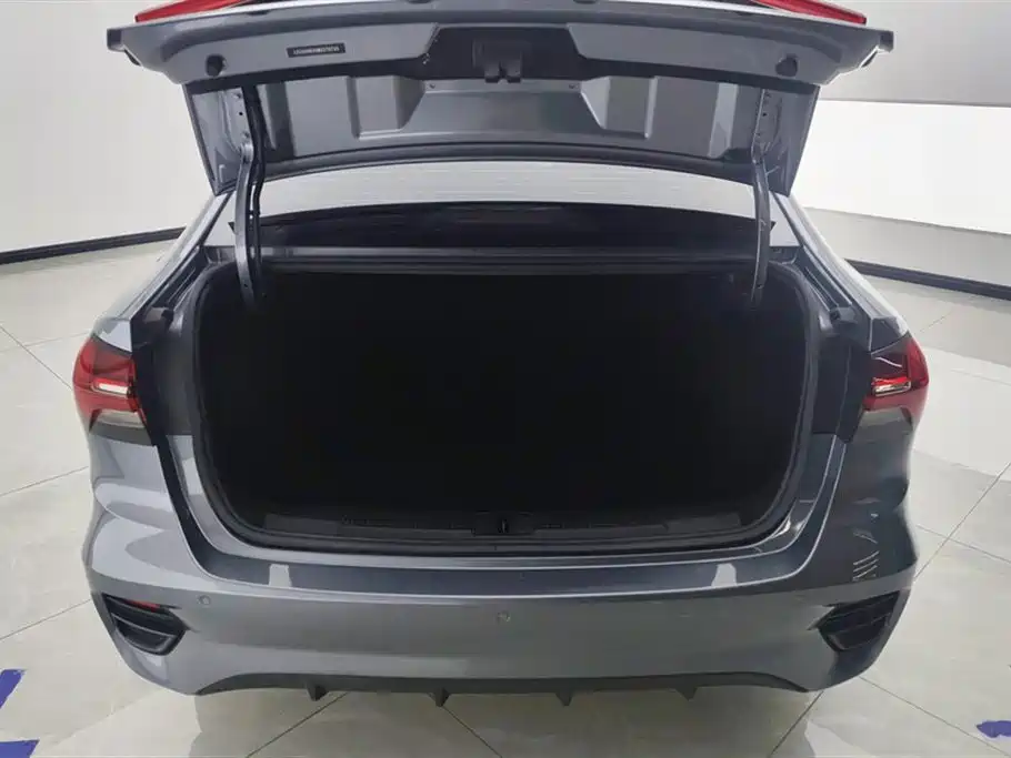 Roewe i5 2021 1.5L CVT Black Gold Edition купить на сайте DeffCars