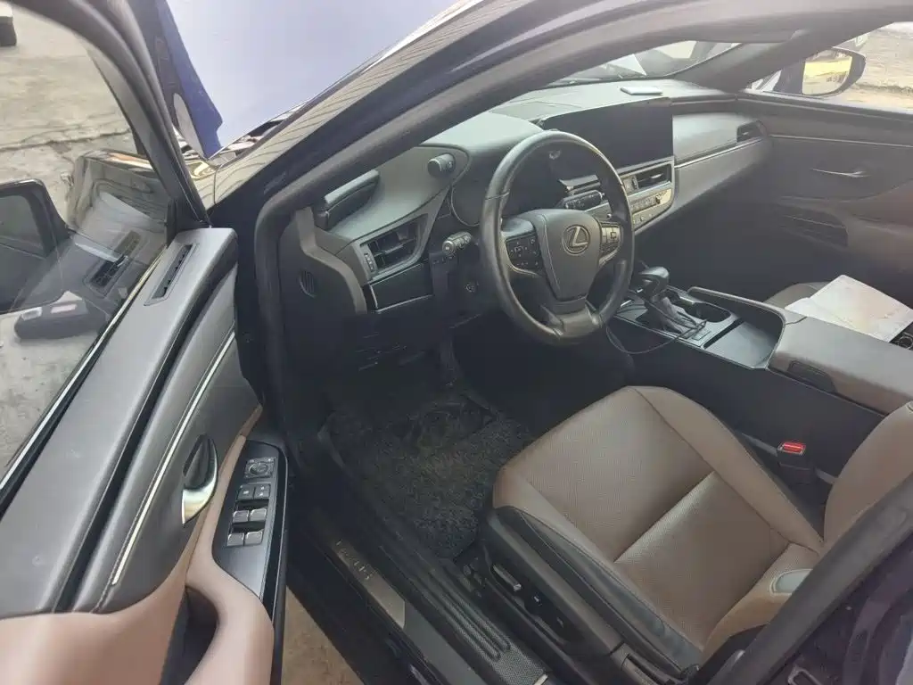 Lexus ES 2023 200 Superior Edition купить на сайте DeffCars