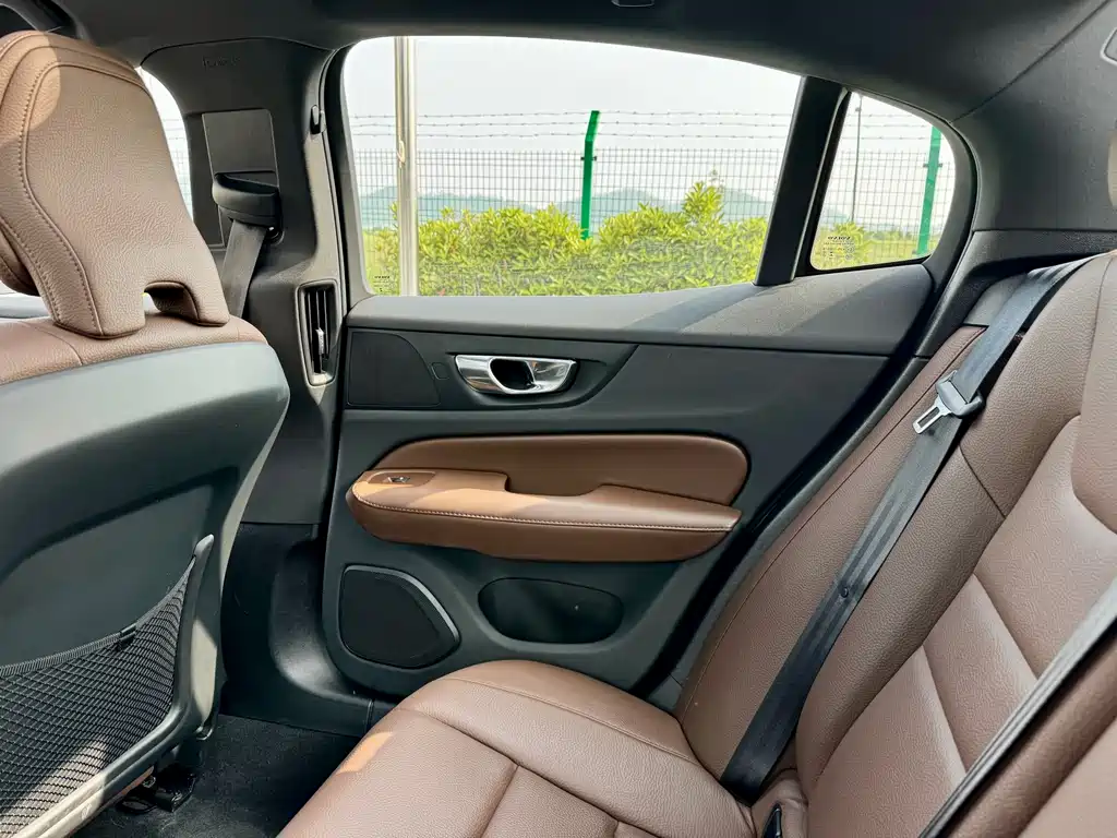 Volvo S60 2024 B4 Zhiyi Luxury Edition купить на сайте DeffCars