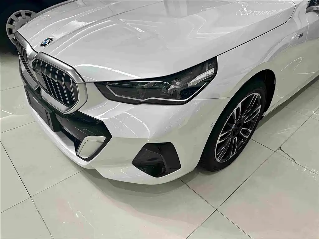 BMW 5 Series 2024 530Li Leading M Sports Package купить на сайте DeffCars