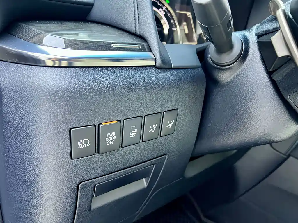 Lexus LM 2020 300h seven-seater elegant version купить на сайте DeffCars
