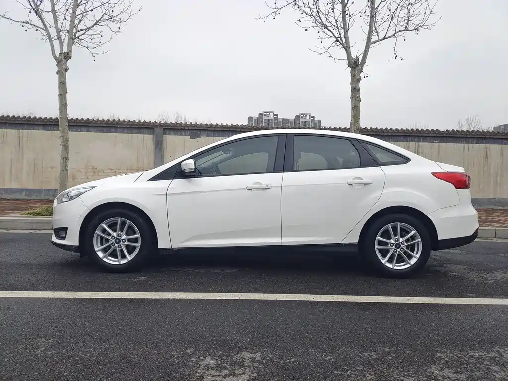 Focus 2018 sedan classic 1.6L manual stylish smart mobility version купить на сайте DeffCars