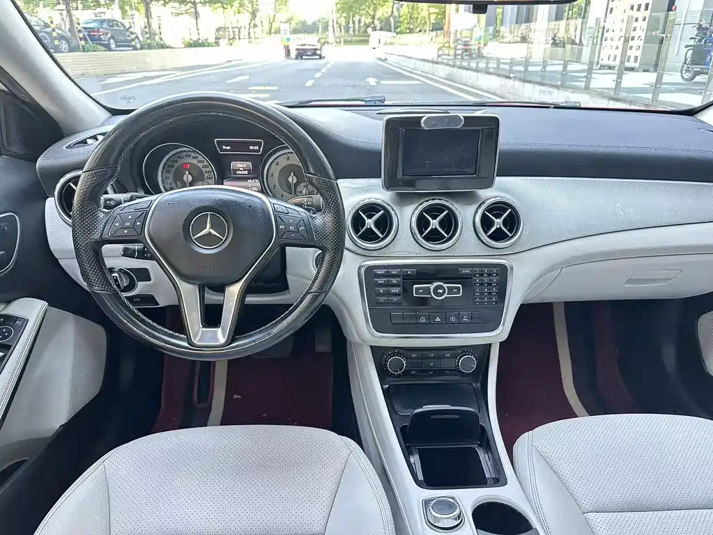 Mercedes-Benz GLA 2015 GLA 200 Fashion Model купить на сайте DeffCars