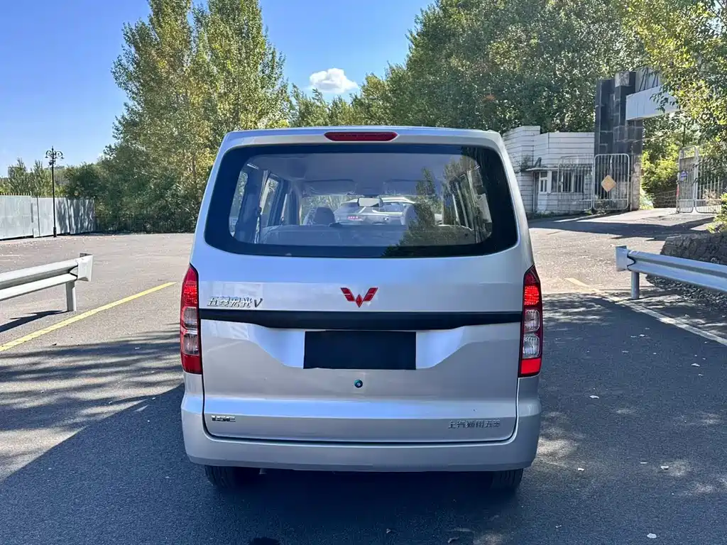 Wuling Hongguang V 2022 1.5L Enjoyable Edition Electric Power Assist LAR купить на сайте DeffCars