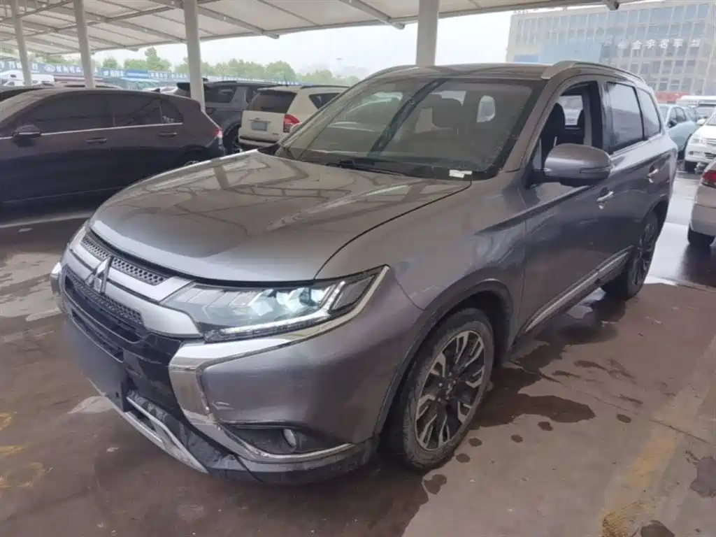 Outlander 2019 2.4L four-wheel drive exclusive version, 7 seats, National VI купить на сайте DeffCars