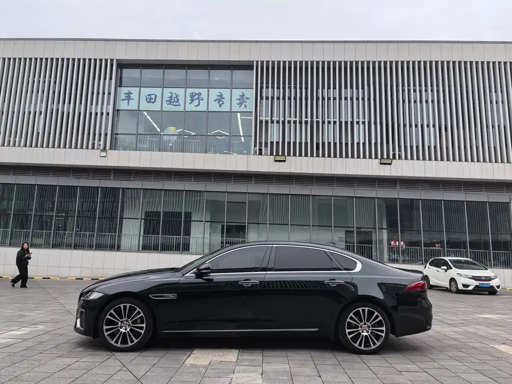 Jaguar XFL 2021 XFL 2.0T P250 two-wheel drive exclusive luxury version купить на сайте DeffCars