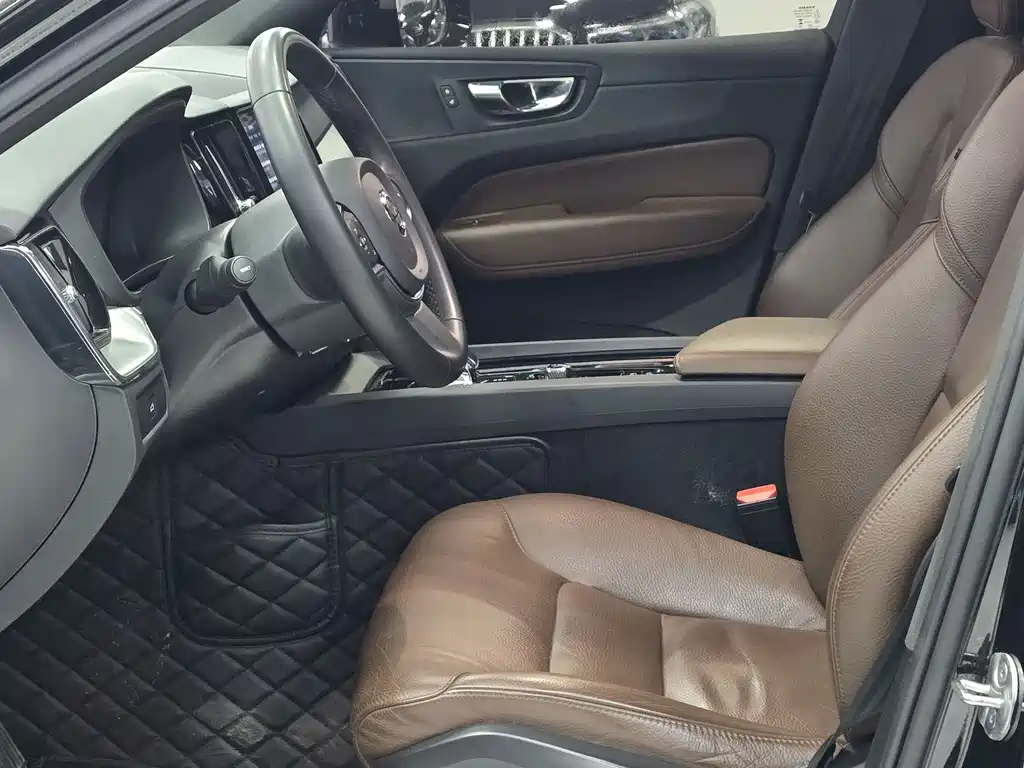 Volvo XC60 2023 B5 four-wheel drive Zhiyi Luxury Edition купить на сайте DeffCars