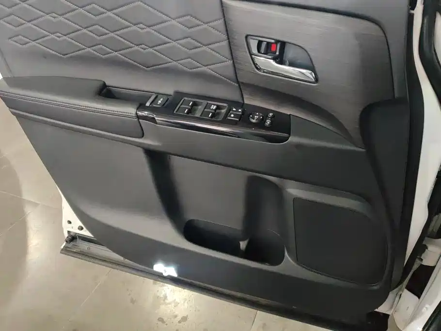 Alison 2022 2.0L e:HEV Deluxe Edition купить на сайте DeffCars