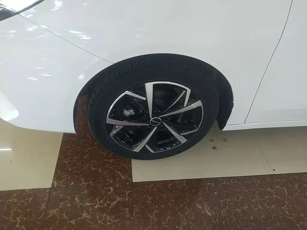 Roewe i5 2023 1.5L CVT Premium Edition купить на сайте DeffCars