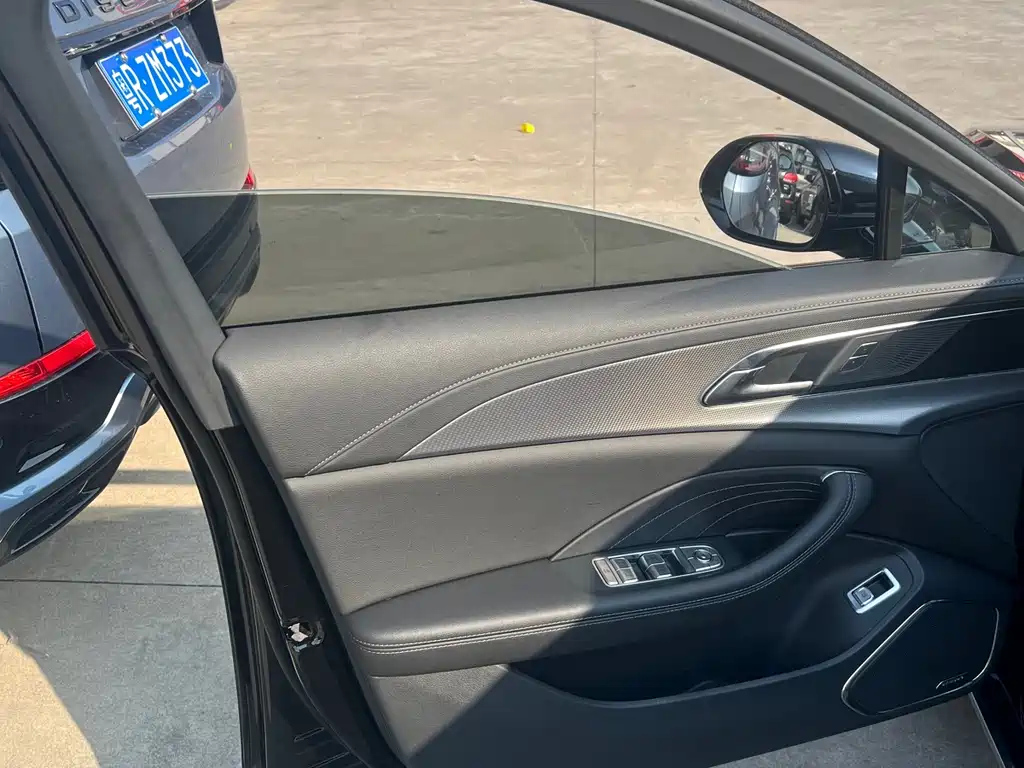 Hongqi H5 2024 2.0T automatic smart connected flag version купить на сайте DeffCars