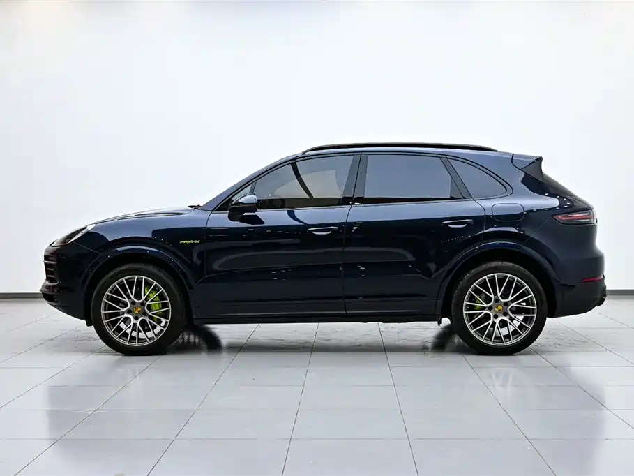 Cayenne New Energy 2023 Cayenne E-Hybrid 2.0T Platinum Edition купить на сайте DeffCars