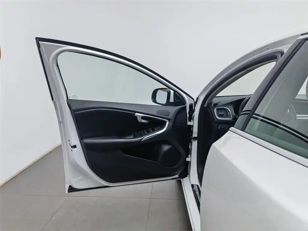 Volvo V40 2017 T4 Zhiya Edition купить на сайте DeffCars