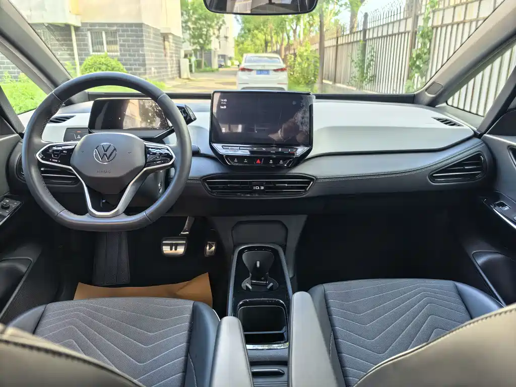 Volkswagen ID.3 2024 Outstanding Edition купить на сайте DeffCars