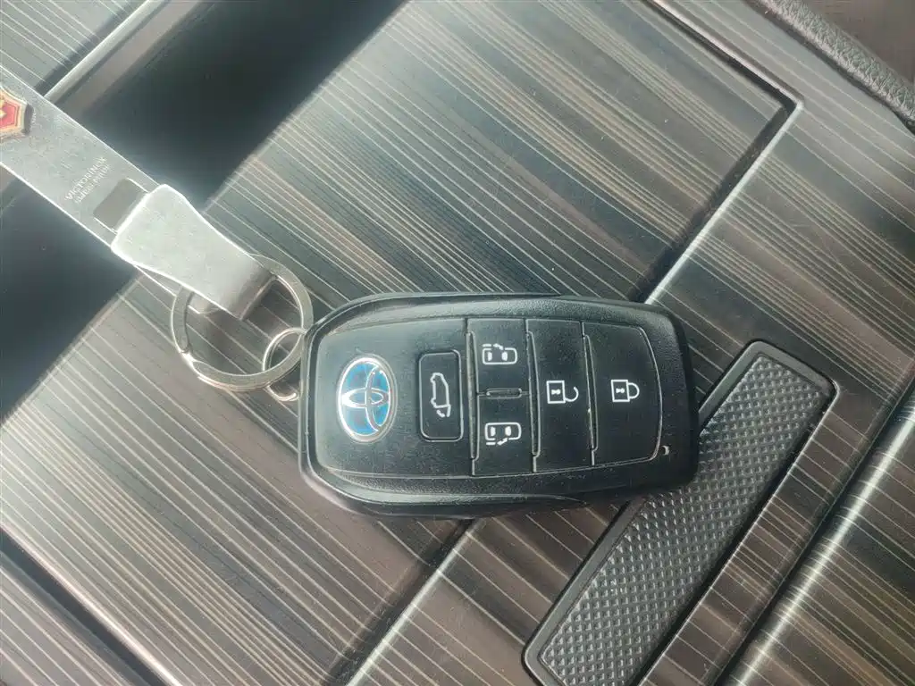 SIENNA 2023 2.5L Hybrid Platinum Edition купить на сайте DeffCars