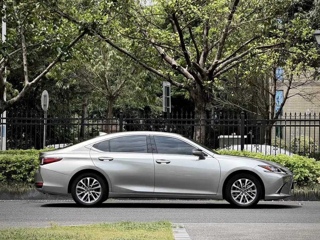 Lexus ES 2023 200 Excellence Edition купить на сайте DeffCars