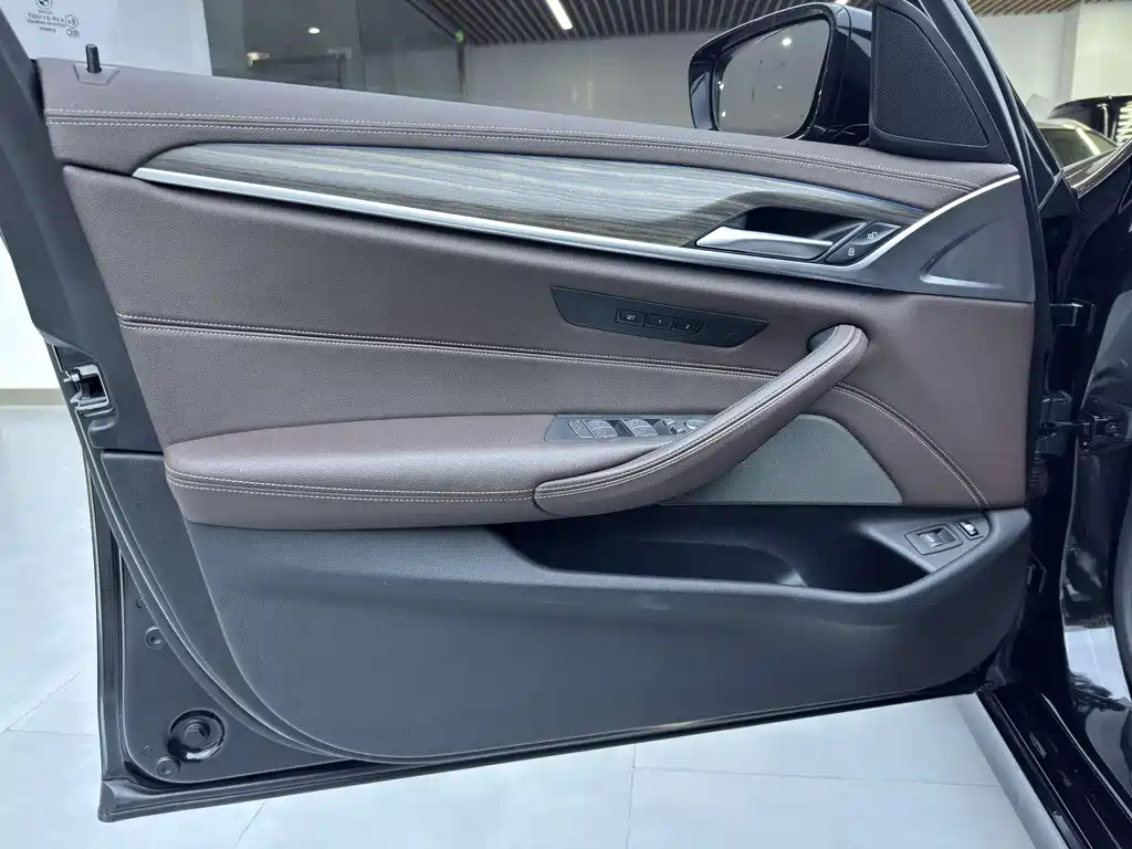 BMW 5 Series New Energy 2021 535Le Luxury Package купить на сайте DeffCars