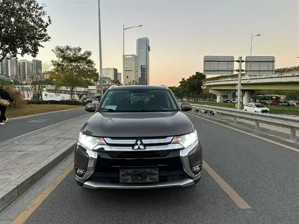 Outlander 2016 2.4L four-wheel drive luxury version 7 seats купить на сайте DeffCars