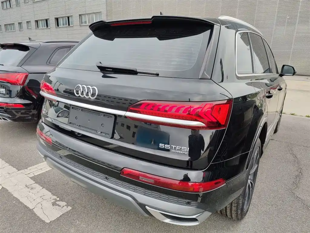 Audi Q7 2023 55 TFSI quattro S line sports version купить на сайте DeffCars