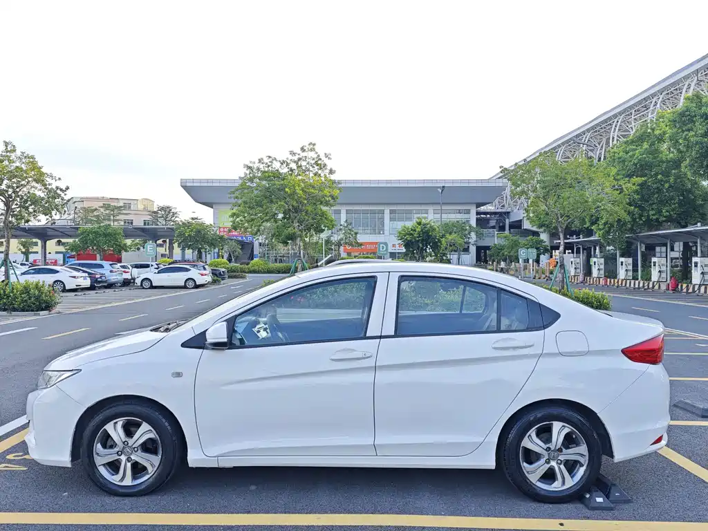 Fengfan (City) 2017 1.5L CVT Comfort Edition купить на сайте DeffCars