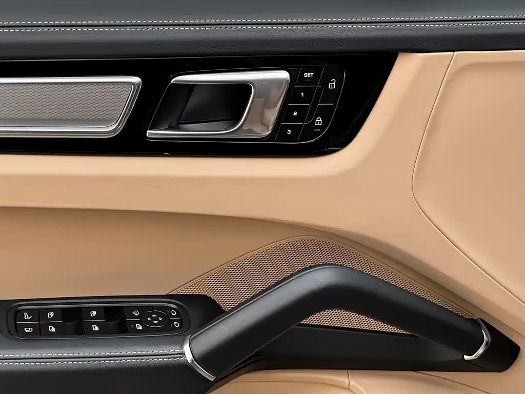 Cayenne New Energy 2023 Cayenne E-Hybrid 2.0T купить на сайте DeffCars