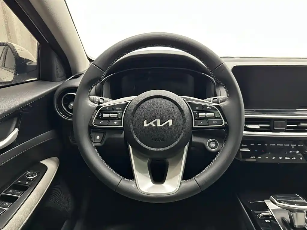 Kia K3 2023 1.5L CVT Deluxe Edition купить на сайте DeffCars
