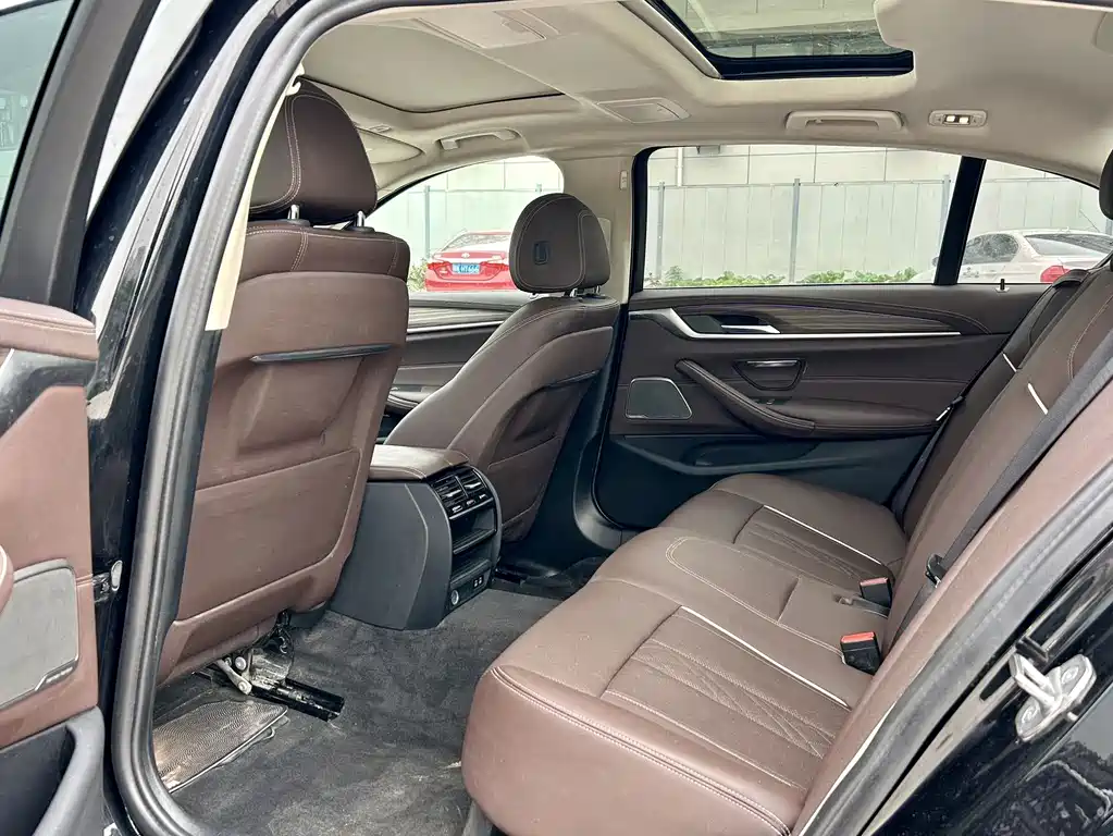 BMW 5 Series 2023 530Li Leading Luxury Package купить на сайте DeffCars