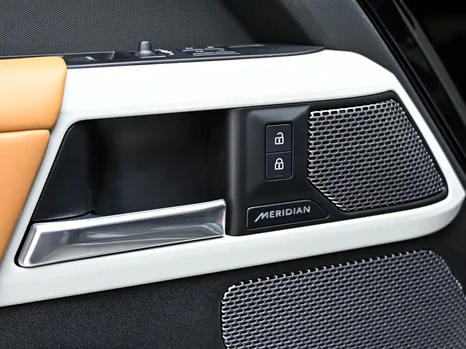 Land Rover Defender 2024 110 3.0T P400 X-DYNAMIC HSE купить на сайте DeffCars