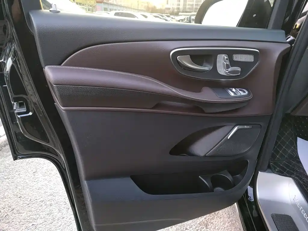 Mercedes-Benz V-Class 2022 V 260 L Long Wheelbase Premium Edition купить на сайте DeffCars