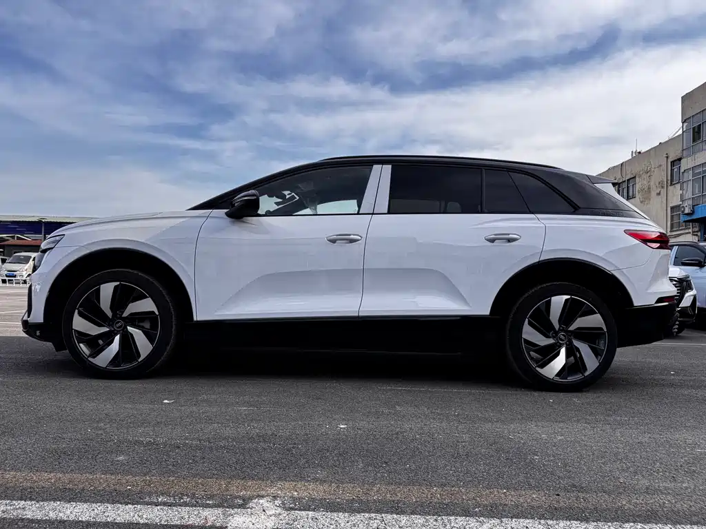 Audi Q5 e-tron 2023 40 e-tron Shiny Mecha Suit купить на сайте DeffCars