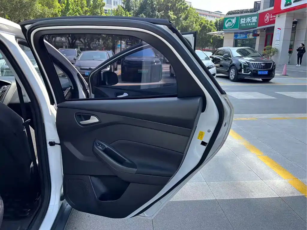 Focus 2018 hatchback classic 1.6L automatic comfort smart mobility version купить на сайте DeffCars