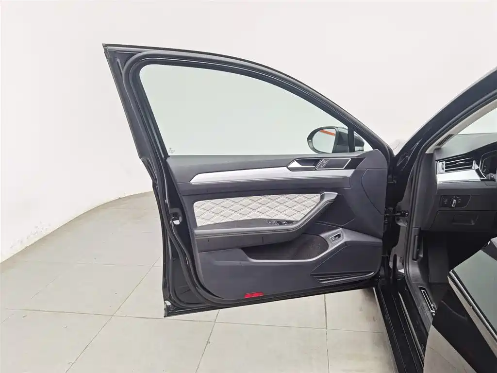 Magotan 2023 2 million commemorative edition 330TSI DSG luxury model купить на сайте DeffCars