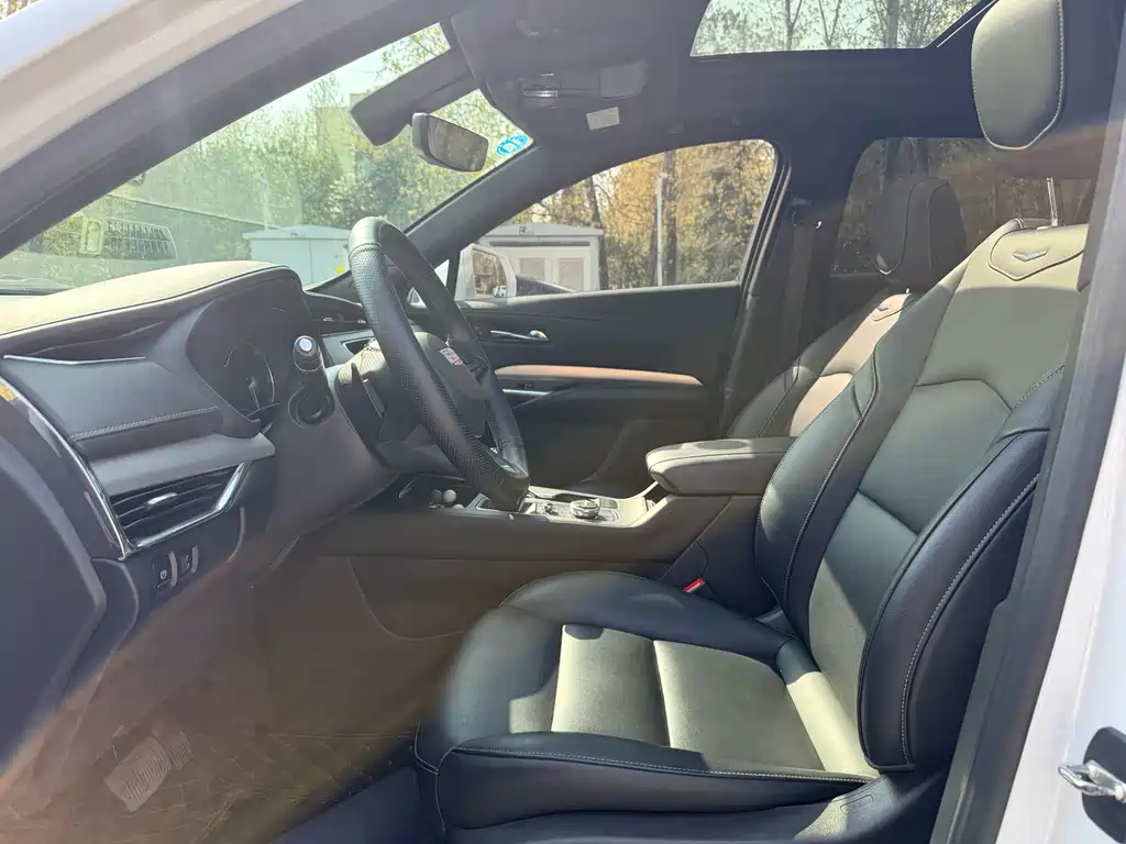 Cadillac XT4 2018 28T two-wheel drive leading model купить на сайте DeffCars