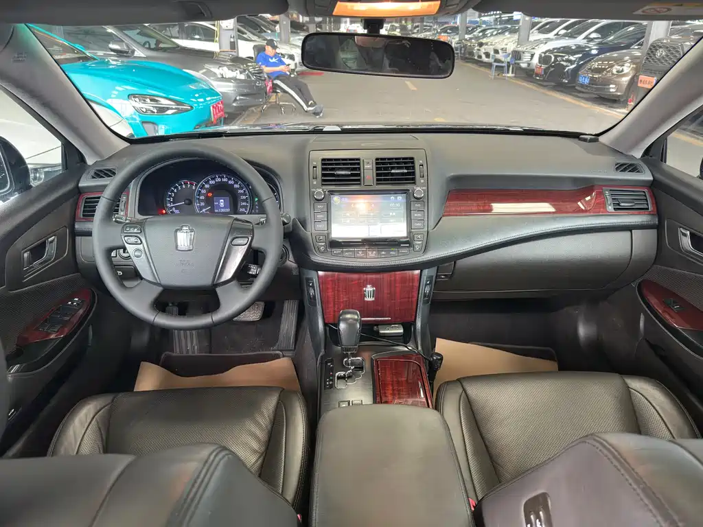 Crown 2011 2.5L Royal leather sunroof special edition купить на сайте DeffCars