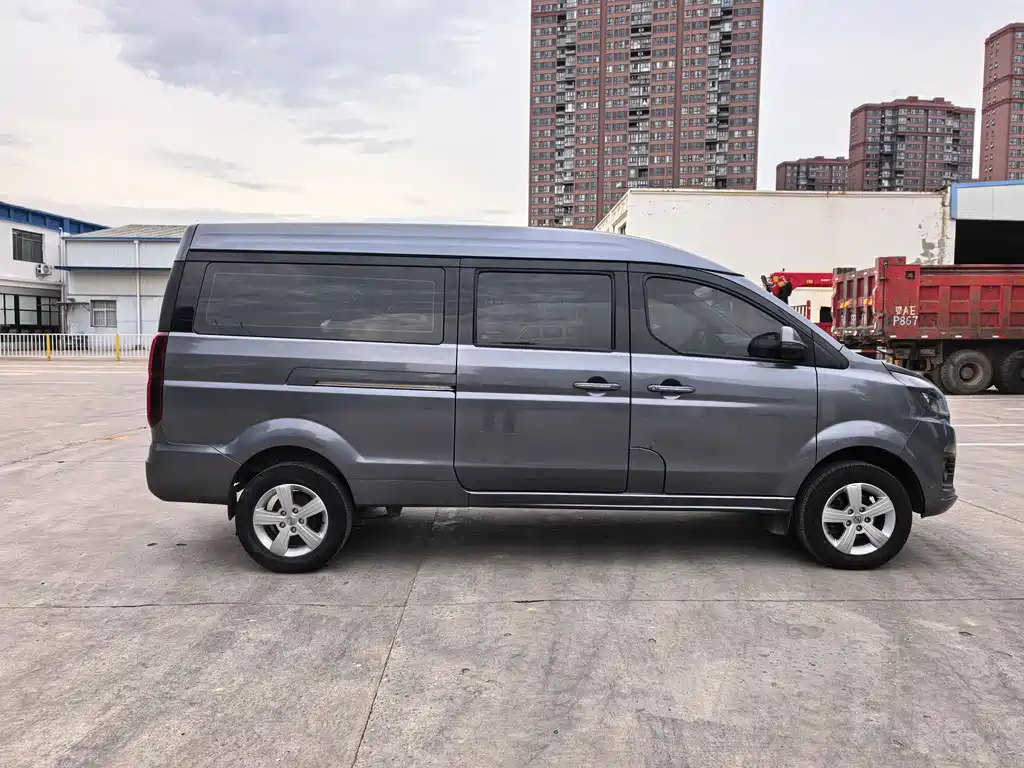 Golden Hiace M Classic 2023 1.5L Traveling Lion Bus 5/6/7 Seats купить на сайте DeffCars