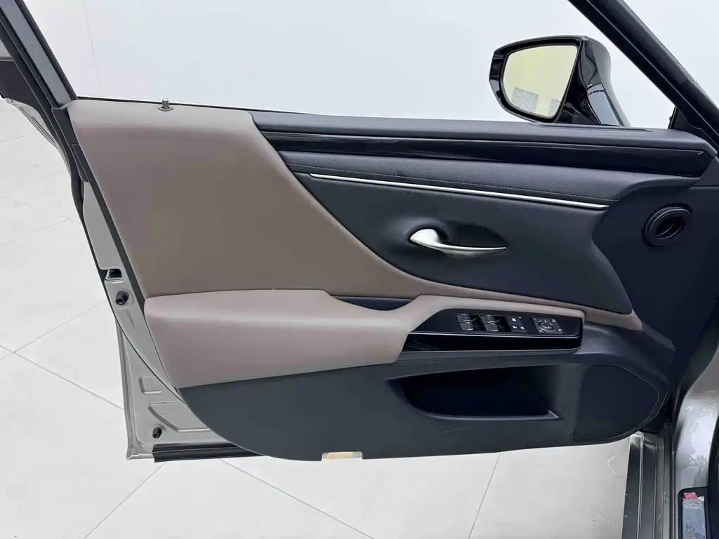 Lexus ES 2020款 260 卓越版 купить на сайте DeffCars