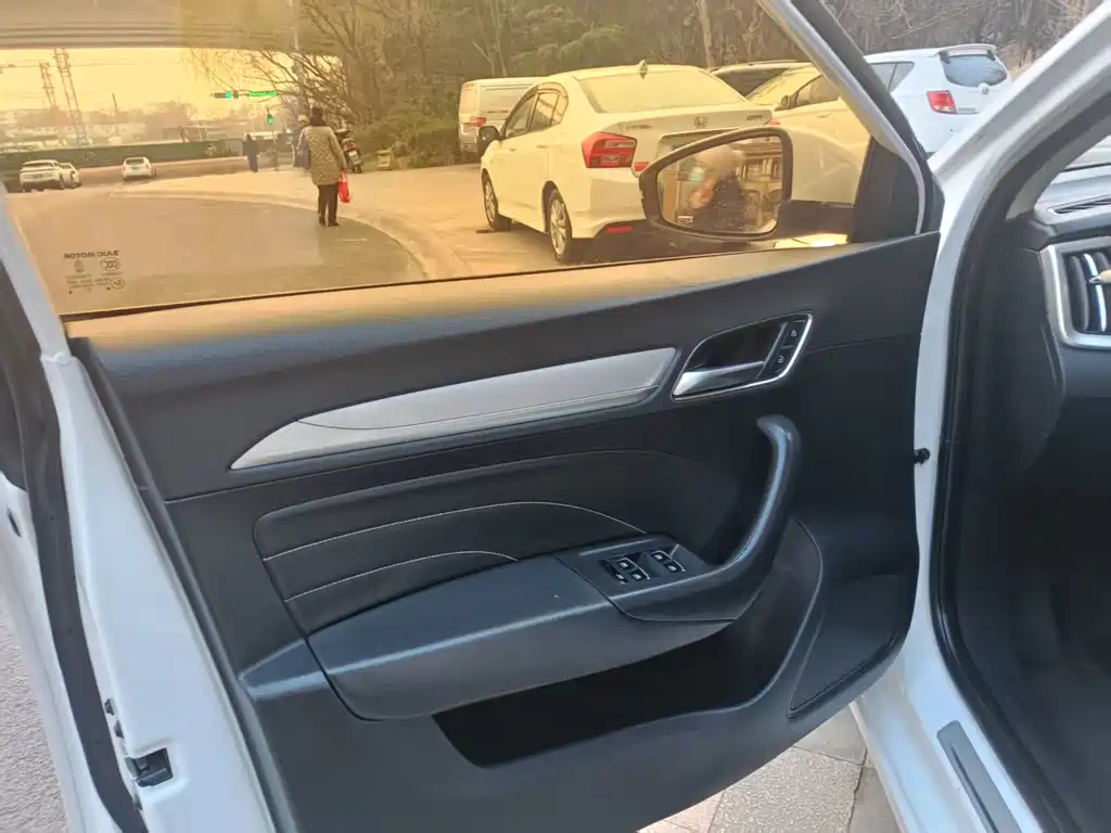 Roewe i6 New Energy 2017 45T Hybrid Internet Smart Edition купить на сайте DeffCars